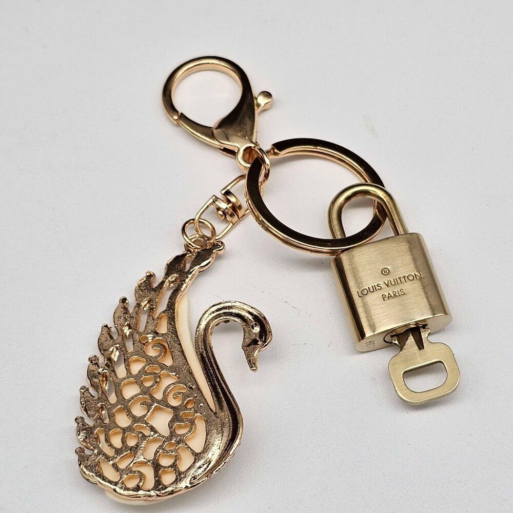 LV Gold Padlock Authentic 🔑 Luxury Bag Charm w/ Unbranded Swan Keychain - Picture 3 of 10